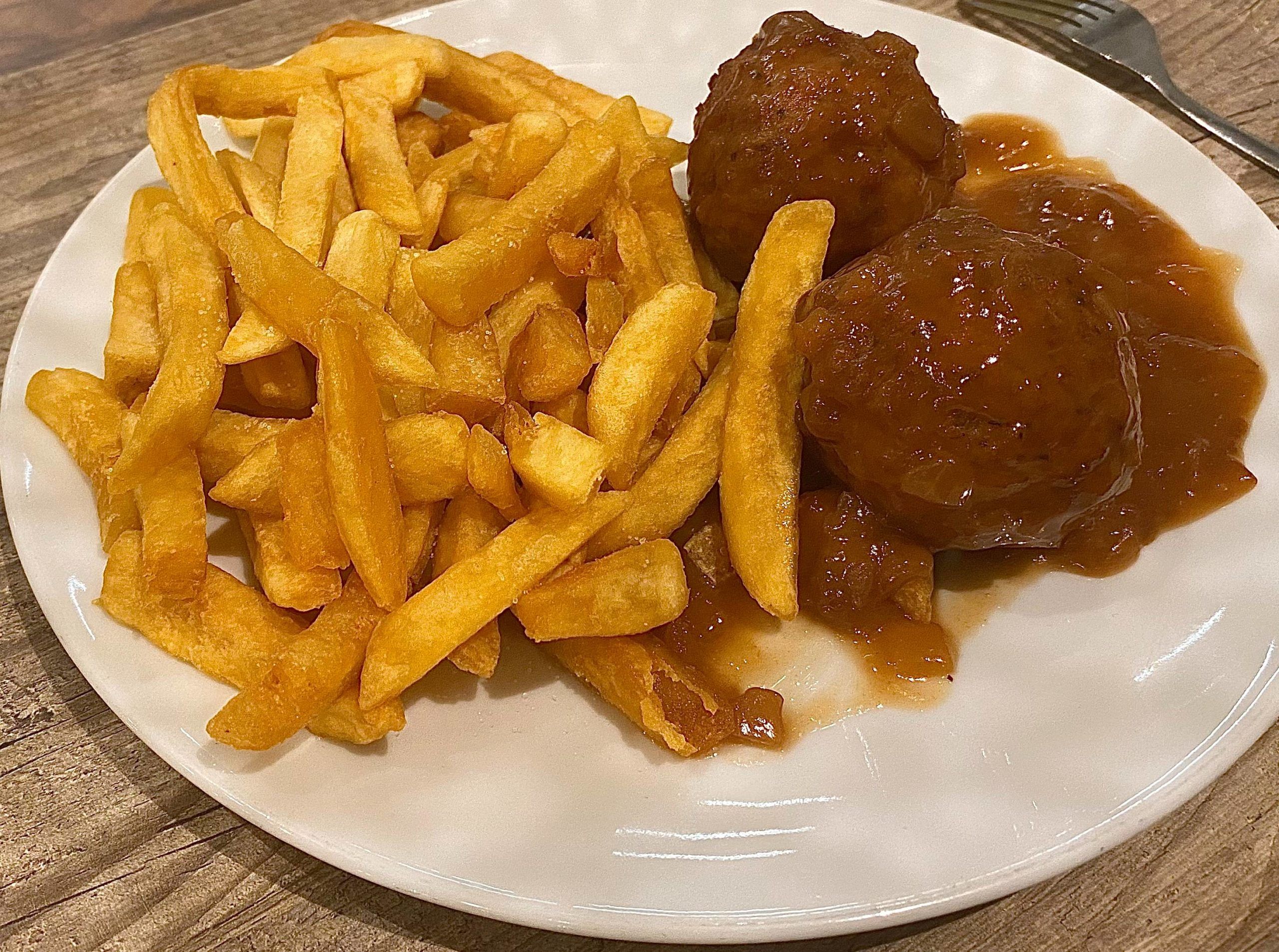 image du plat servi avec des frites 